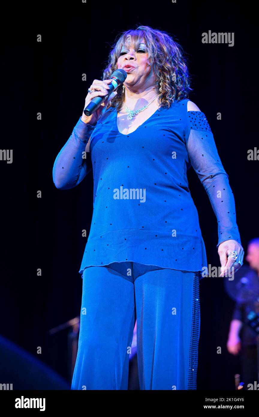 Deniece Williams performs live on stage during The Giants Of Soul Tour at Sheffield City Hall, Sheffield. (Photo by Robin Burns / SOPA Images/Sipa USA) Stock Photo