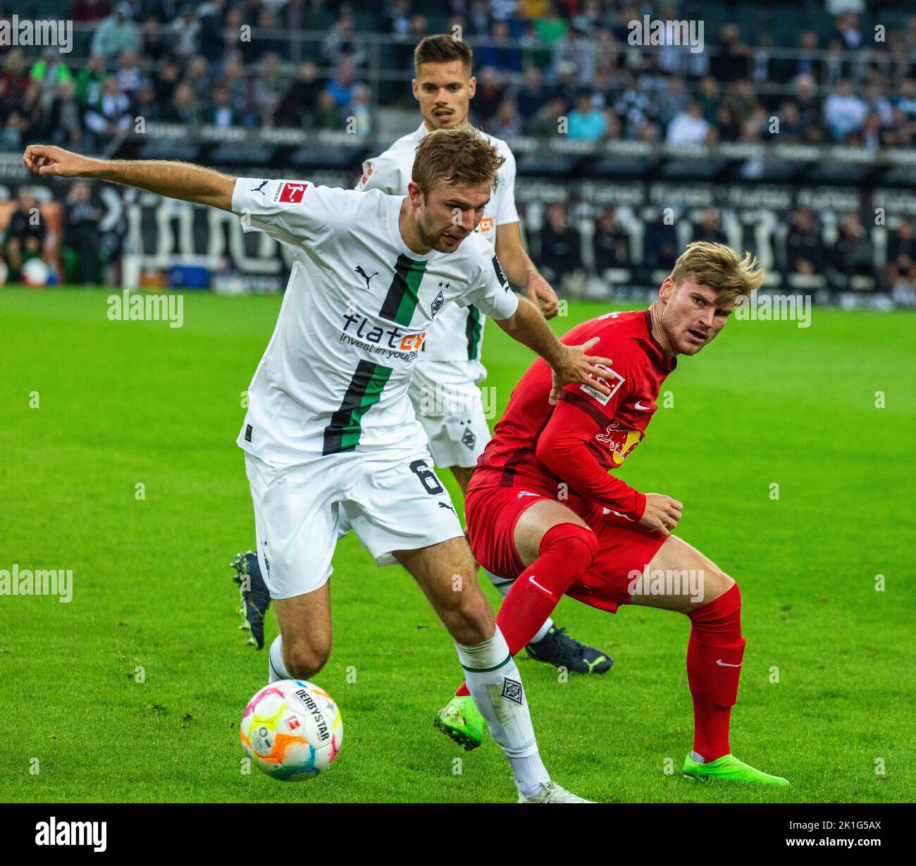 sports, football, Bundesliga, 2022/2023, Borussia Moenchengladbach vs. RB Leipzig 3-0, Stadium Borussia Park, scene of the match, Christoph Kramer (MG) in ball possession and Timo Werner (RBL), behind Julian Weigl (MG), DFL REGULATIONS PROHIBIT ANY USE OF PHOTOGRAPHS AS IMAGE SEQUENCES AND/OR QUASI-VIDEO Stock Photo