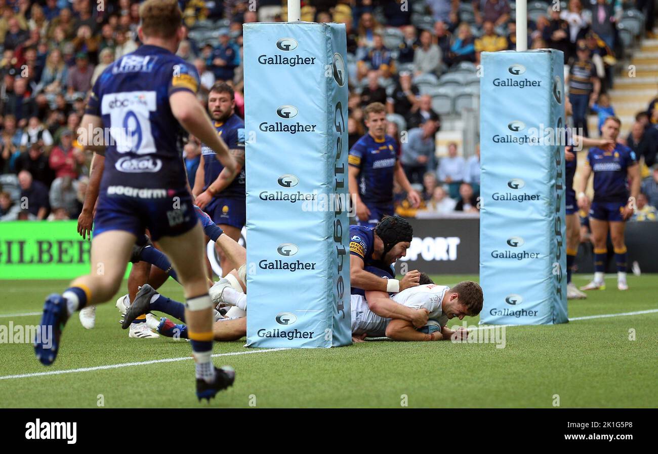 Exeter Chiefs' Jack Maunder scores their side's fourth try of the game during the Gallagher Premiership match at Sixways Stadium, Worcester. Picture date: Sunday September 18, 2022. Stock Photo