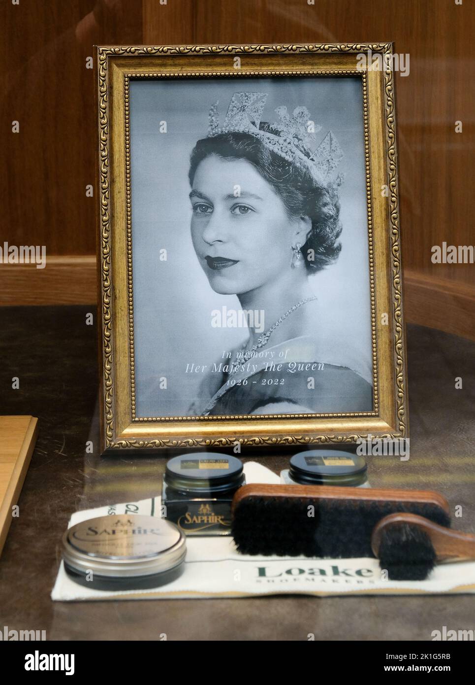 Jermyn Street, London, UK. 18th Sept 2022. Mourning the death of Queen Elizabeth II aged 96. Shop windows near Piccadilly display pictures and dedications to Queen Elizabeth. Loake, Jermyn Street. Credit: Matthew Chattle/Alamy Live News Stock Photo
