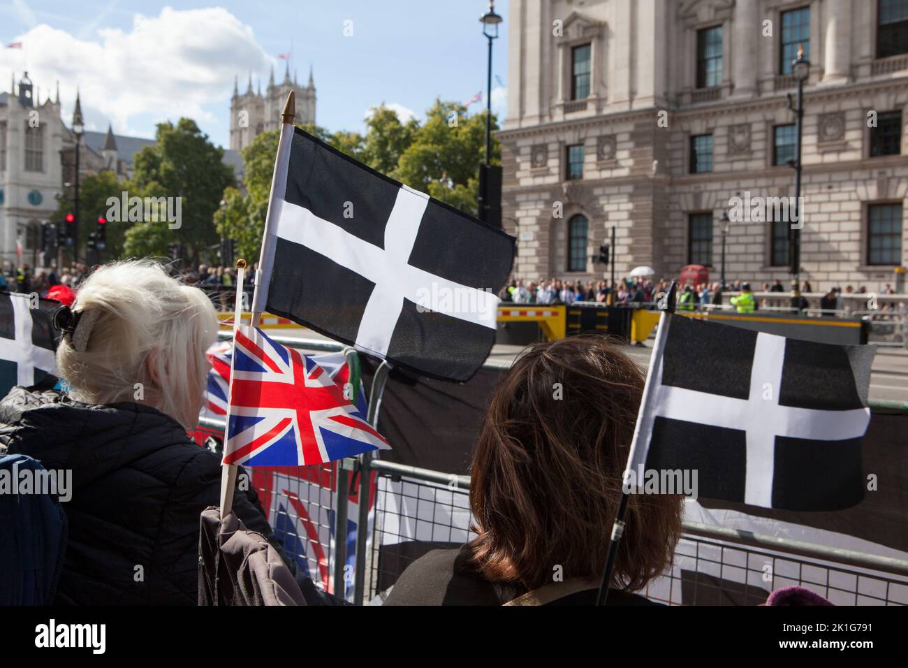 London, UK, 18 September 2022: Crowds are filling the streets of Whitehall to pay their respects to the late monarch Queen Elizabeth II, whose funeral takes place tomorrow. Some people are camping along the processional route that the coffin will take after the service at Westminster Abbey.  Anna Watson/Alamy Live News Stock Photo