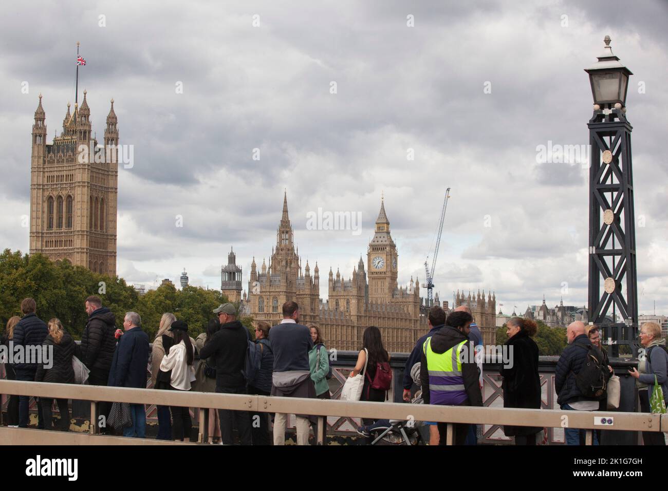 London, UK, 18 September 2022: Mourners queue on Lambeth Bridge to pay their respects to the late monarch Queen Elizabeth II, whose funeral takes place tomorrow. The queue for admission to Westminster Hall has now closed in order for all of those already in the queue to pass through before 6.30am tomorrow morning. Anna Watson/Alamy Live News Stock Photo
