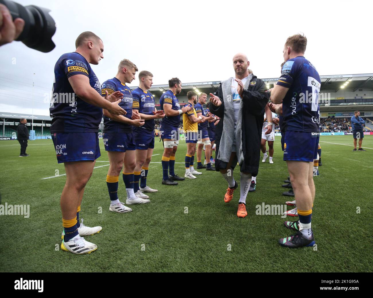 Worcester Warriors players applauded as they leave the pitch following the Gallagher Premiership match at Sixways Stadium, Worcester. Picture date: Sunday September 18, 2022. Stock Photo