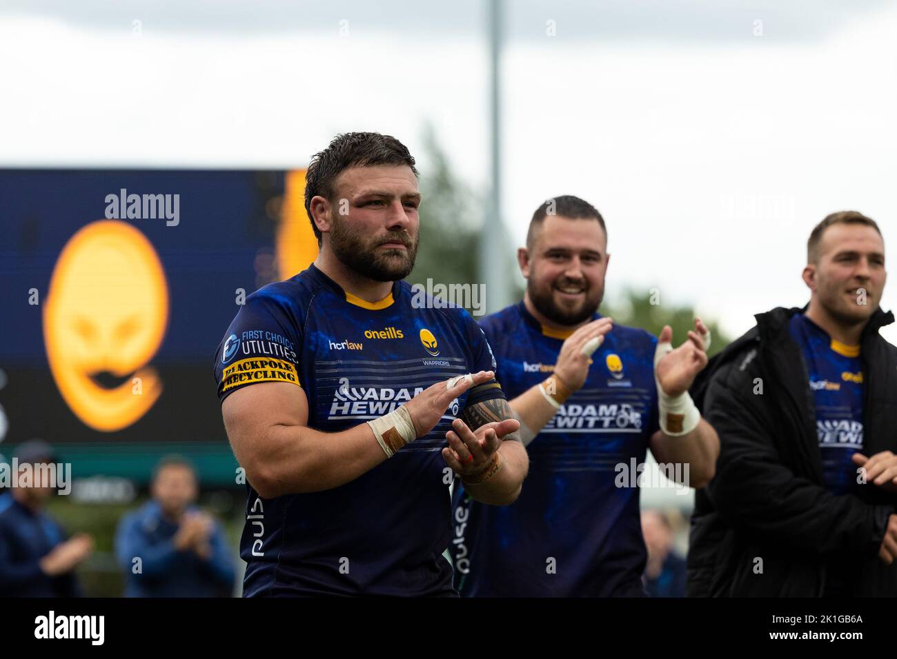 Rory Sutherland of Worcester Warriors applauds the fans after the Gallagher Premiership match Worcester Warriors vs Exeter Chiefs at Sixways Stadium, Worcester, United Kingdom, 18th September 2022  (Photo by Nick Browning/News Images) Stock Photo