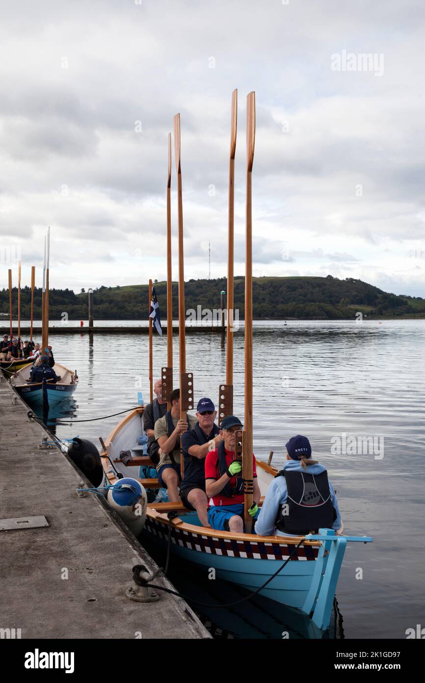 Royal Northern and Clyde Yacht Club rowing team with their boat Farouk's Galley. One minute's silence for Queen Elizabeth II with oars raised. Stock Photo