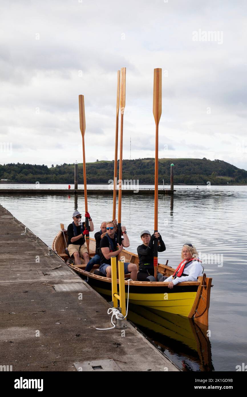 Isle of Bute Rowing Club with their skiff, Bruchag, one minutes silence with oars raised in remembrance of Queen Eizabeth II Stock Photo
