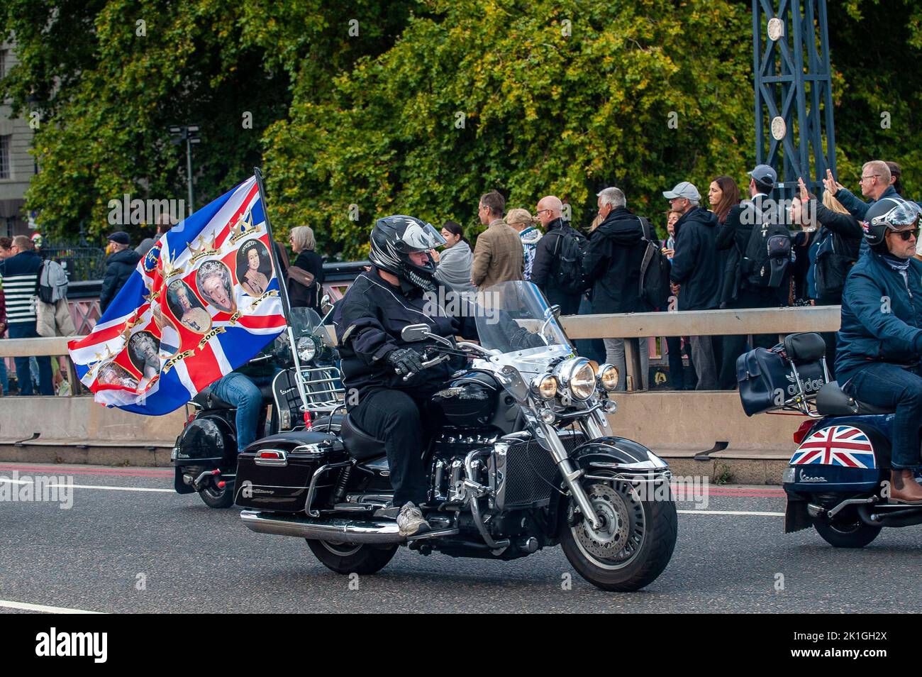 Queue Flag The queue on lambeth bridge hi-res stock photography and images - Alamy