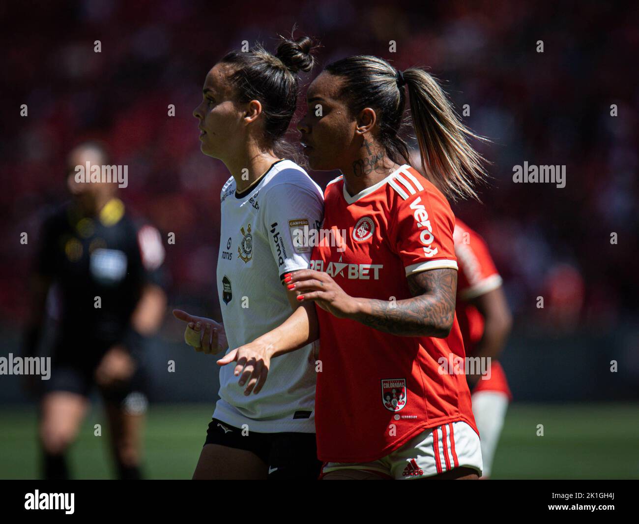 SP - Sao Paulo - 09/02/2023 - SUPERCOPA DO BRASIL FEMININA 2023,  CORINTHIANS X INTERNACIONAL - Gabi Portilho, a Corinthians player, competes  with Eskerdinha, a Internacional player, during a match at the