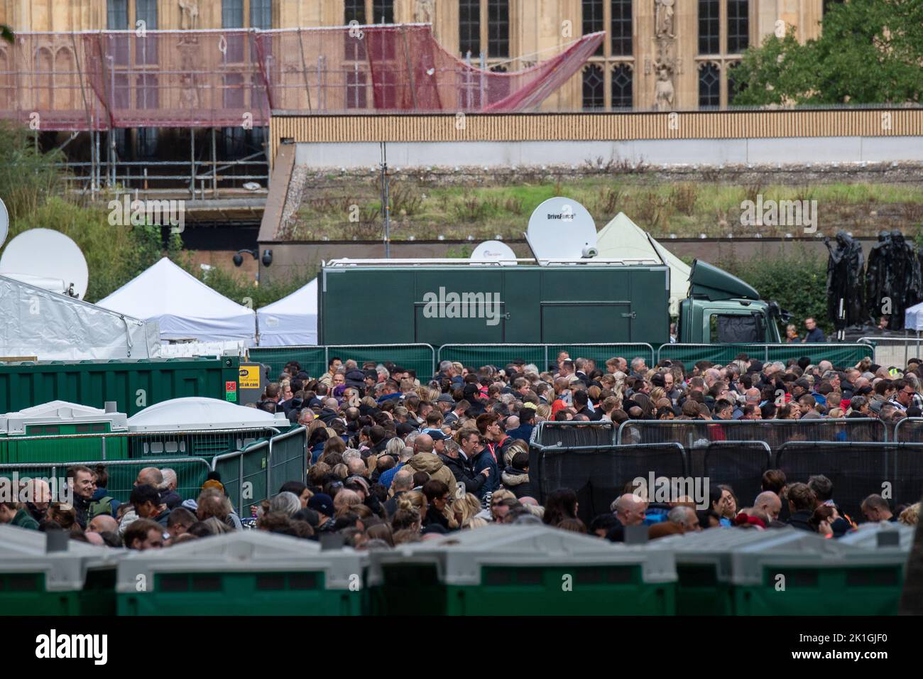 Schlange, um am sarg von queen elizabeth vorbeizukommen Fotos und
