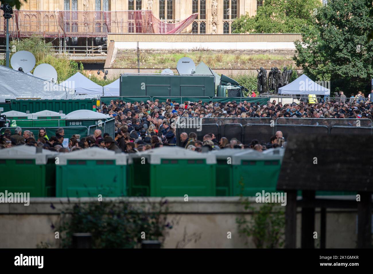 Westminster, London, UK. 18th September, 2022. A huge queue of people