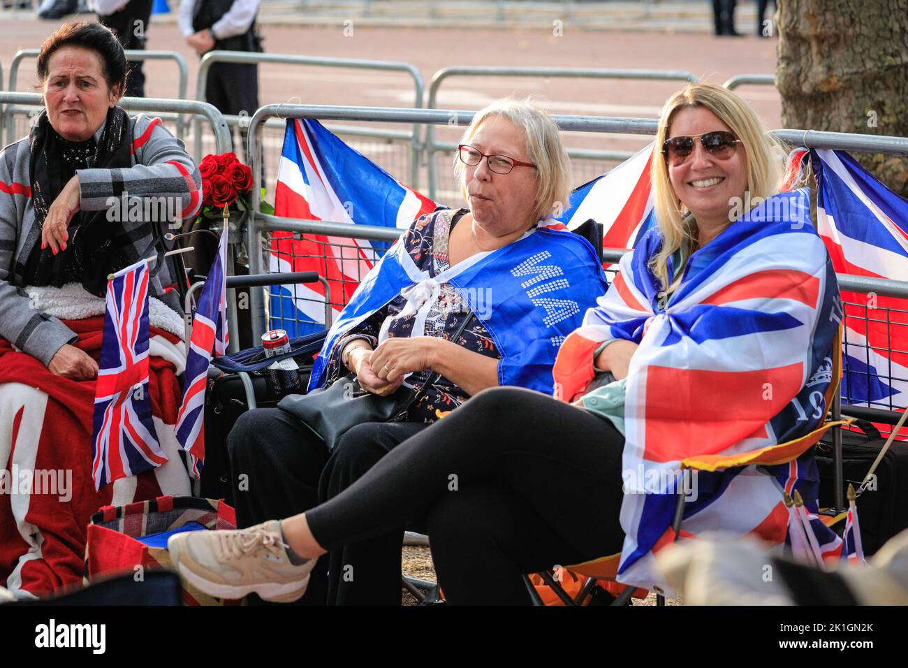 London, UK. 18th Sep, 2022. Members of the public queue and wait along the route for tomorrow's funeral of Queen Elizabeth II on The Mall in Westminster. Many have brought blankets, union jack flags, sleeping bags, chairs, flasks and even tents Credit: Imageplotter/Alamy Live News Stock Photo