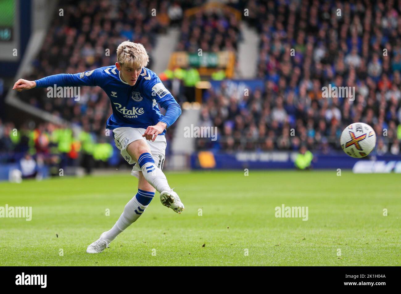 Liverpool, UK. 18th Sep, 2022. Anthony Gordon for Everton during the Premier League match between Everton and West Ham United at Goodison Park, Liverpool, England on 18 September 2022. Photo by Ben Wright. Editorial use only, license required for commercial use. No use in betting, games or a single club/league/player publications. Credit: UK Sports Pics Ltd/Alamy Live News Stock Photo