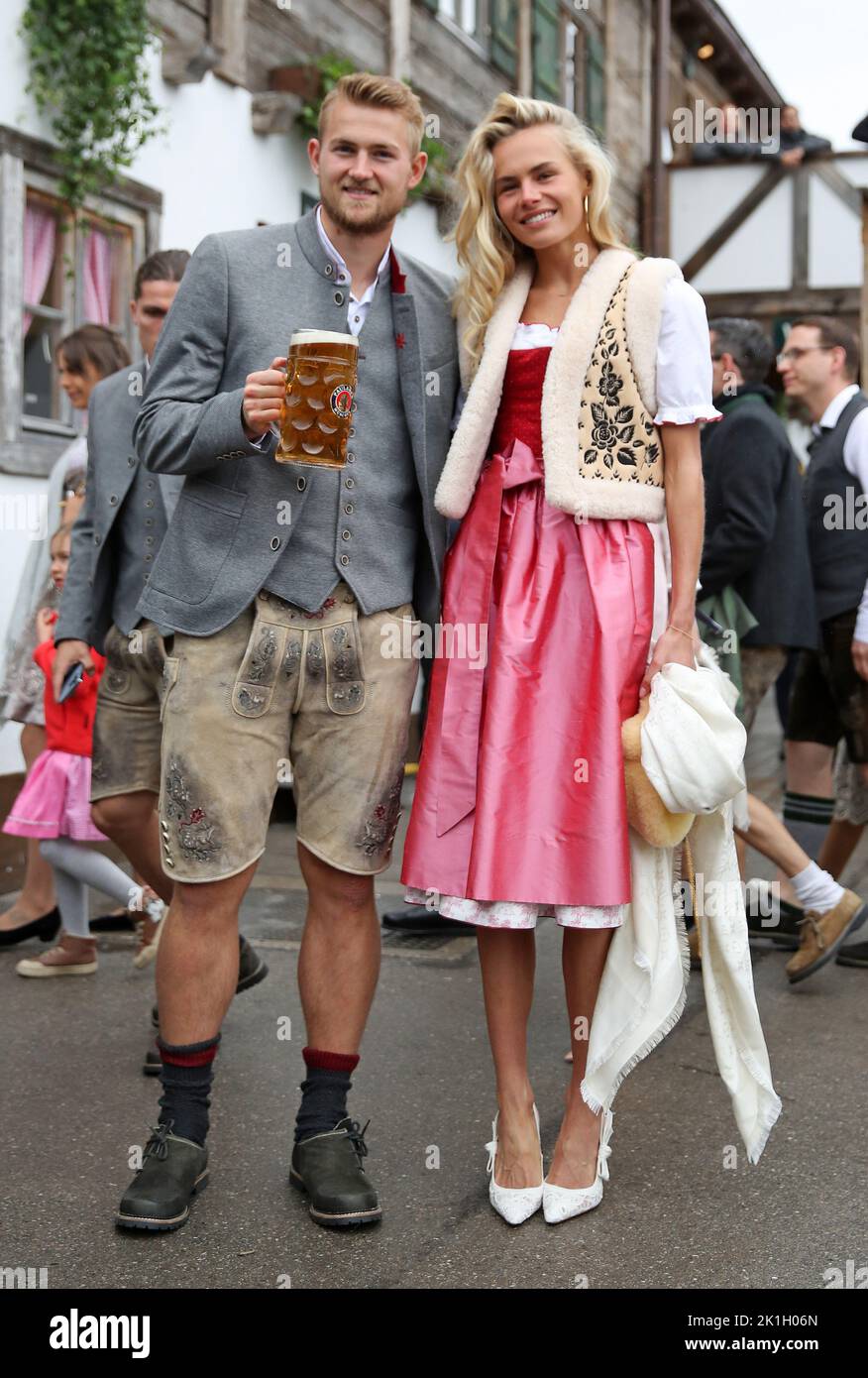 Matthijs de Ligt  mit Freundin Annekee Molenaar  diesjŠhriger Besuch des MŸnchner Oktoberfest des FC Bayern MŸnchen im KŠferzelt  © diebilderwelt / Alamy Stock Stock Photo