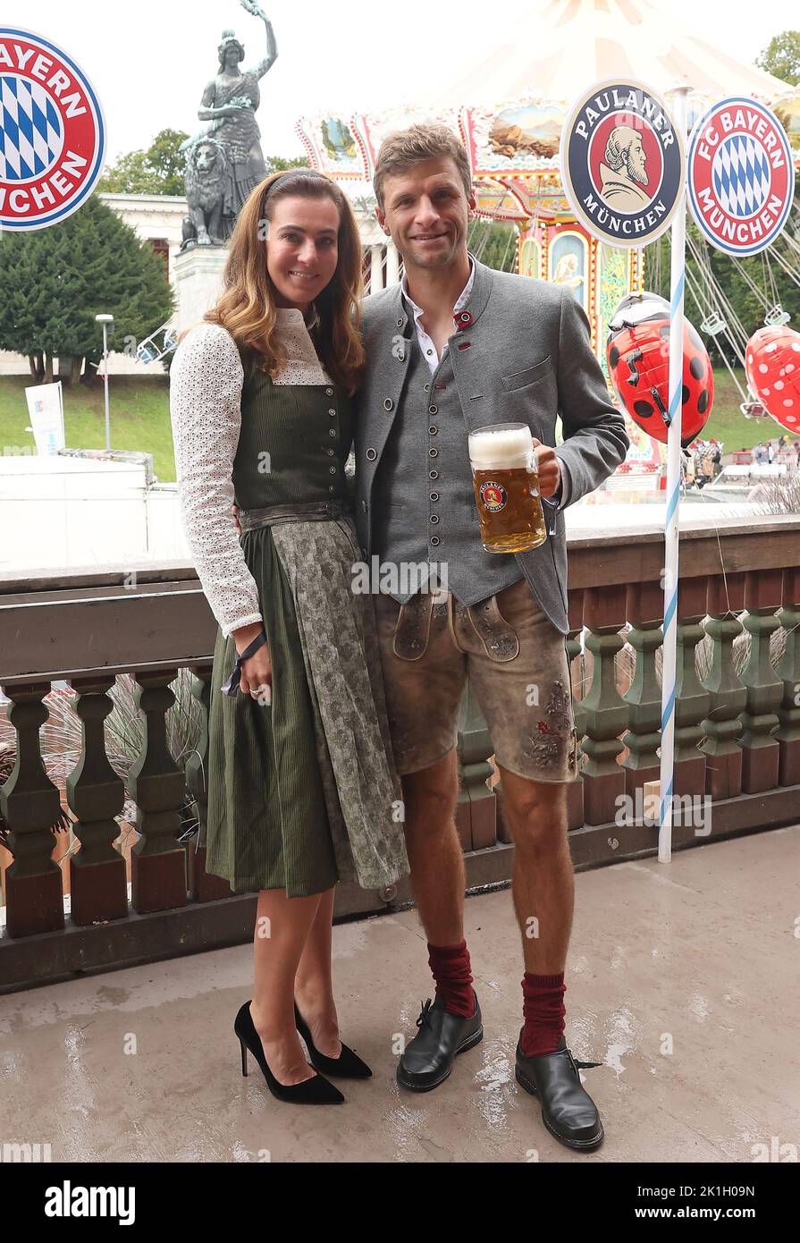 Thomas Mueller mit Frau Lisa  diesjŠhriger Besuch des MŸnchner Oktoberfest des FC Bayern MŸnchen im KŠferzelt  Poolfoto FC Bayern MŸnchen © diebilderwelt / Alamy Stock Stock Photo