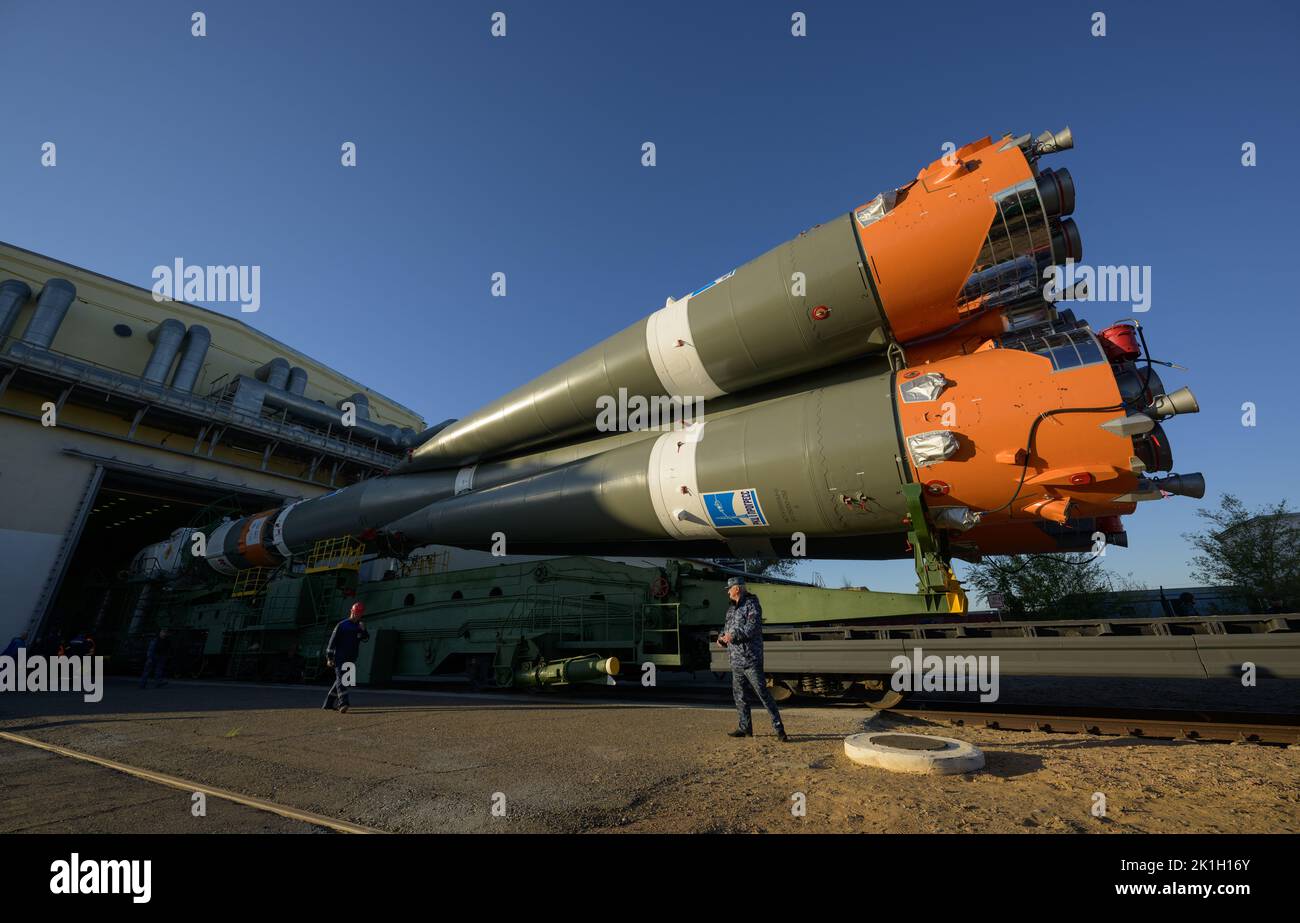 Baikonur, Kazakhstan. 18th Sep, 2022. Russian soldiers watch as the Soyuz MS-22 spacecraft and booster rocket are rolled out by train to launch pad 31 of the Baikonur Cosmodrome, September 18, 2022 in Baikonur, Kazakhstan. International Space Station Expedition 68 crew members astronaut Frank Rubio of NASA, and cosmonauts Sergey Prokopyev and Dmitri Petelin of Roscosmos are set to launch September 21st to the orbiting laboratory. Credit: Bill Ingalls/NASA/Alamy Live News Stock Photo