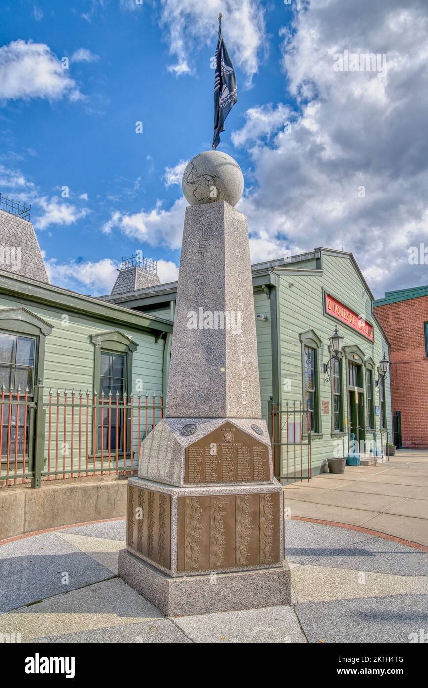 The Veterans Memorial outside the Upper Station of the historic Duquesne Incline on Washington Heights in Pittsburgh, Pennsylvania. Stock Photo