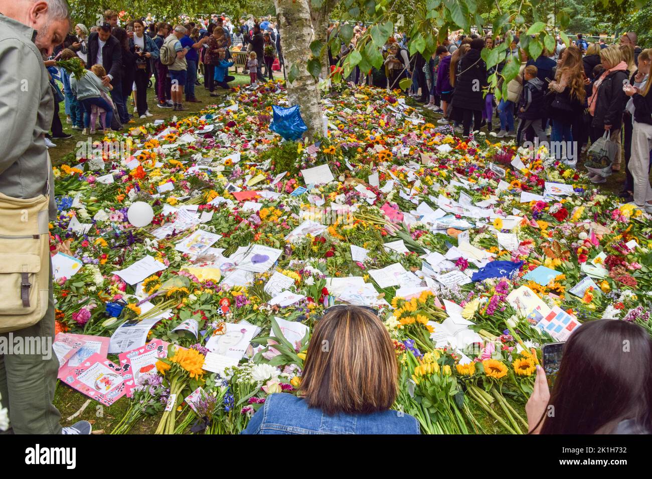 London, UK. 18th Sep, 2022. A new floral tributes garden for Queen Elizabeth II has been opened in Hyde Park as Green Park reaches capacity. Thousands of people visited both parks to pay their respects on the eve of The Queen's state funeral. Credit: Vuk Valcic/Alamy Live News Stock Photo