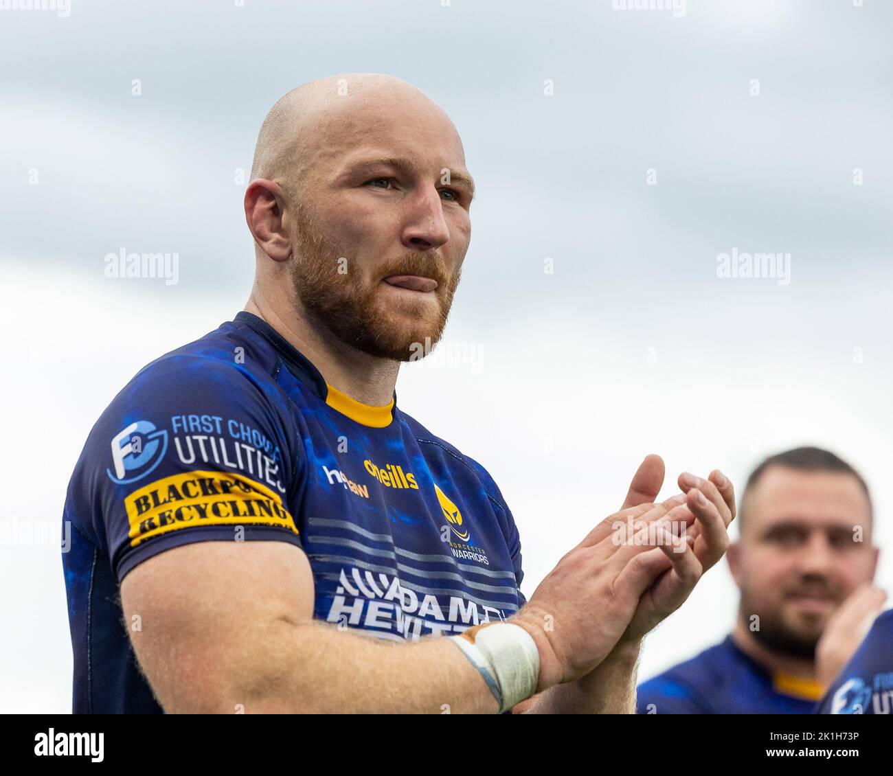 Matt Kvesic of Worcester Warriors applauds the home fans after the Gallagher Premiership match Worcester Warriors vs Exeter Chiefs at Sixways Stadium, Worcester, United Kingdom, 18th September 2022  (Photo by Nick Browning/News Images) in Worcester, United Kingdom on 9/18/2022. (Photo by Nick Browning/News Images/Sipa USA) Stock Photo