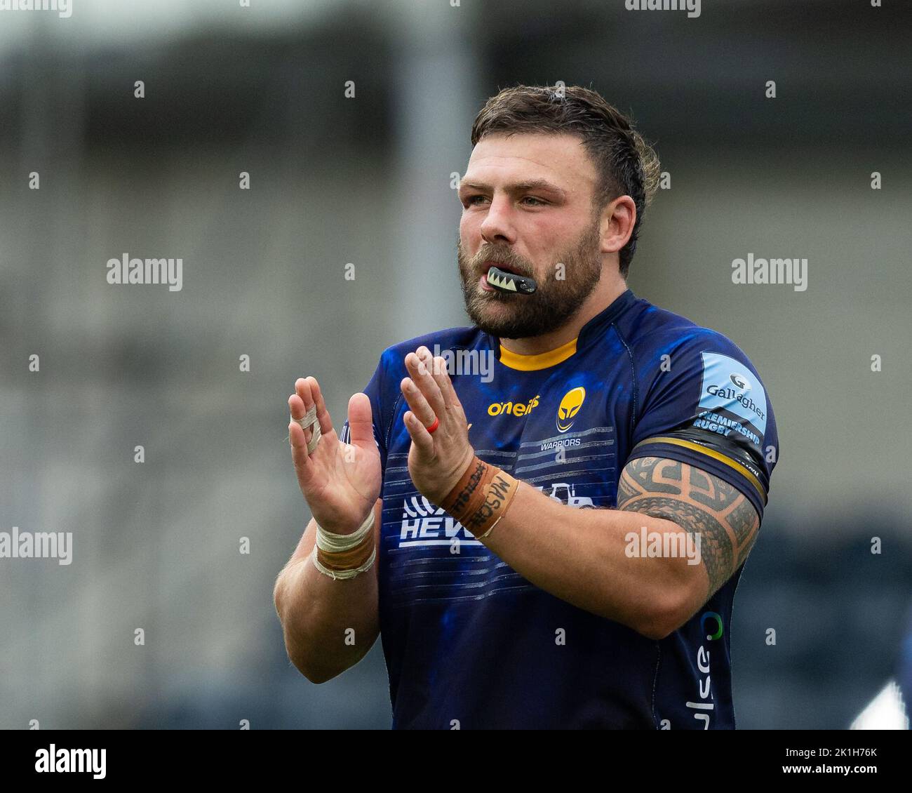 Rory Sutherland of Worcester Warriors applauds the fans after the final whistle in the Gallagher Premiership match Worcester Warriors vs Exeter Chiefs at Sixways Stadium, Worcester, United Kingdom, 18th September 2022  (Photo by Nick Browning/News Images) Stock Photo