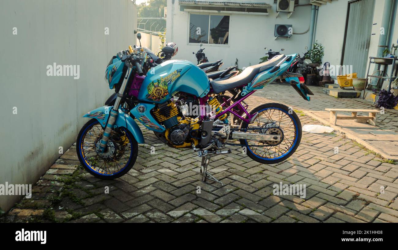 september 2022, Jakarta Indonesia, display of a yamaha bison motorbike with Thailook style modifications in a parking lot Stock Photo