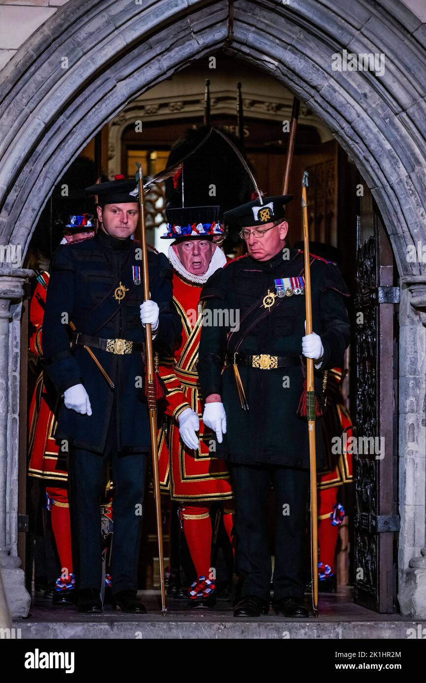 Guards guard the coffin of queen elizabeth hires stock photography and