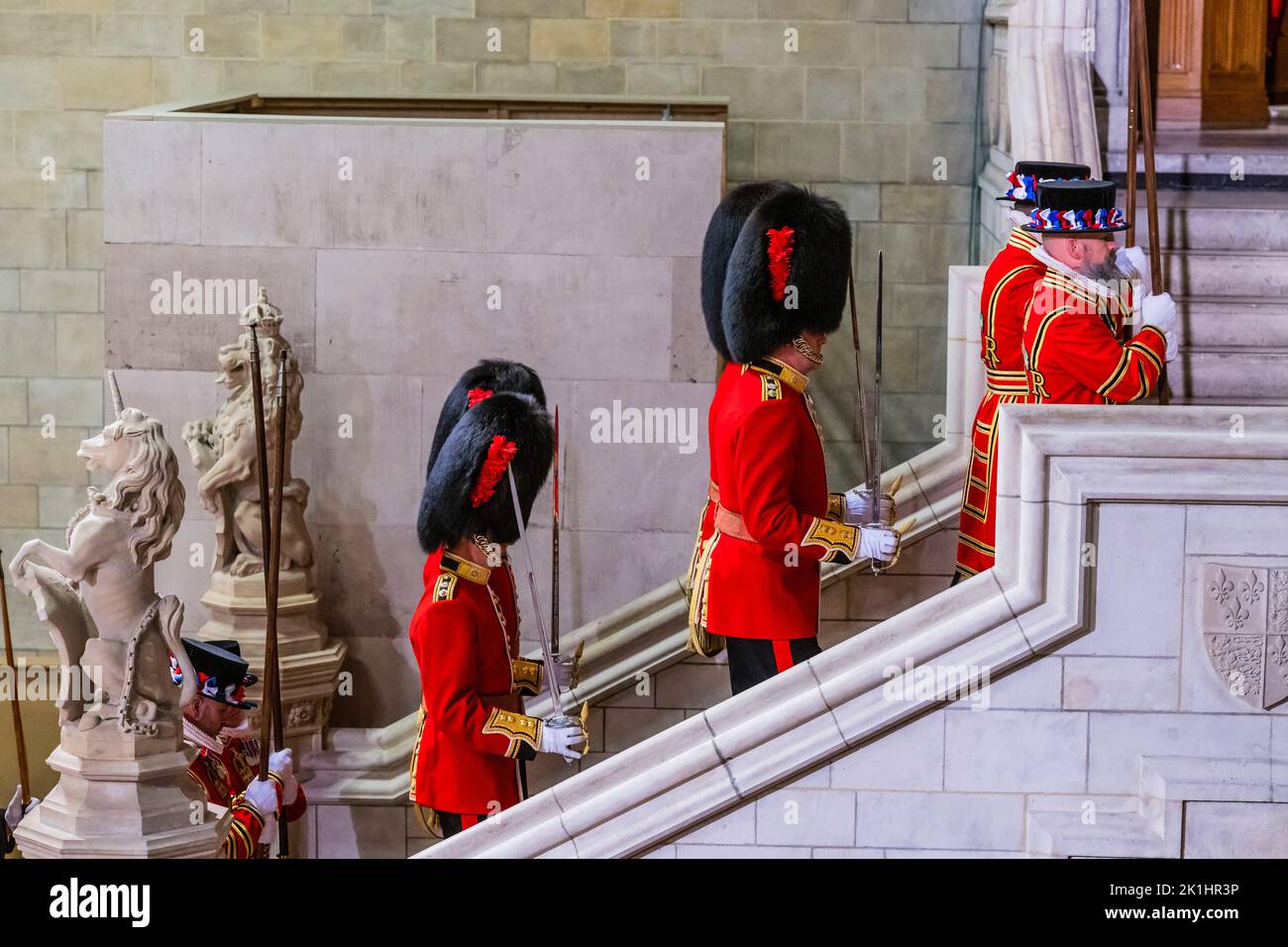 Guards guard the coffin of queen elizabeth hires stock photography and