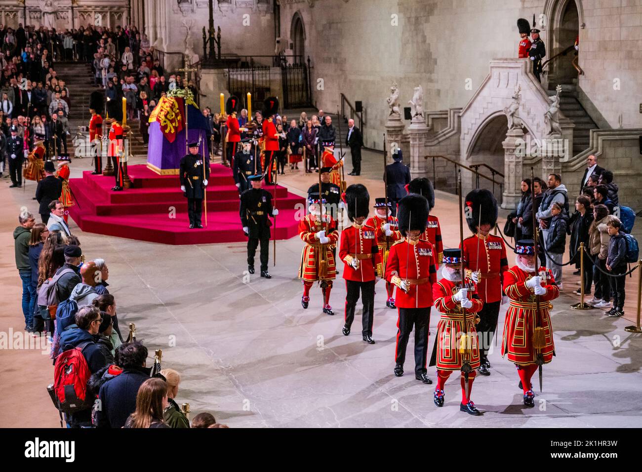 Guards guard the coffin of queen elizabeth hires stock photography and