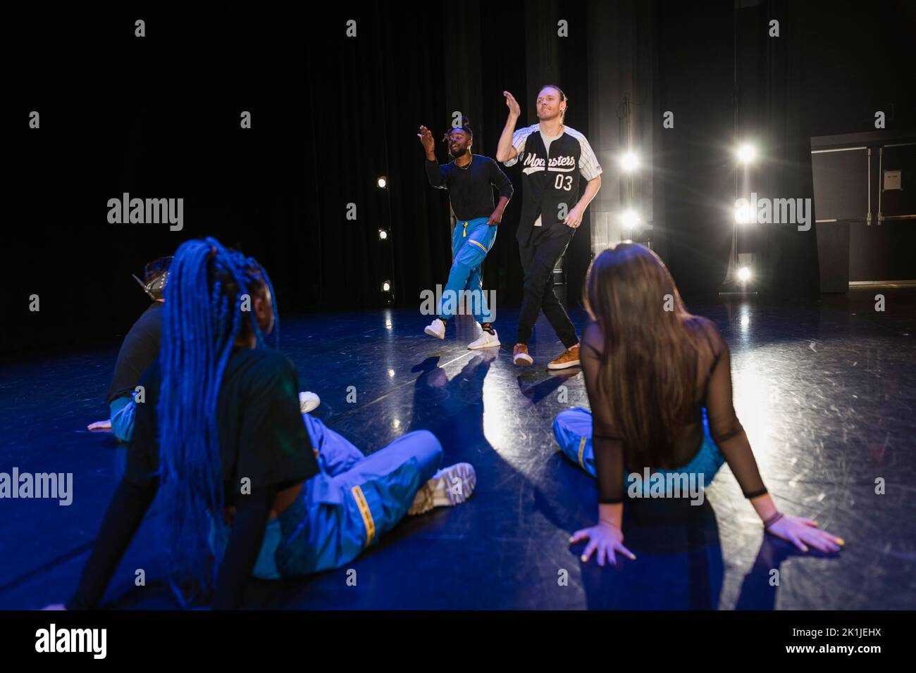 Choreographer leading hiphop dancers on stage Stock Photo Alamy
