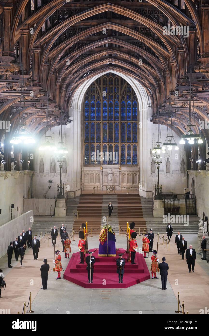 The final member of the public paying her respects at 06:29am at the coffin of Queen Elizabeth II, draped in the Royal Standard with the Imperial State Crown and the Sovereign's orb and sceptre, lying in state on the catafalque in Westminster Hall, at the Palace of Westminster, London. Picture date: Monday September 19, 2022. Stock Photo
