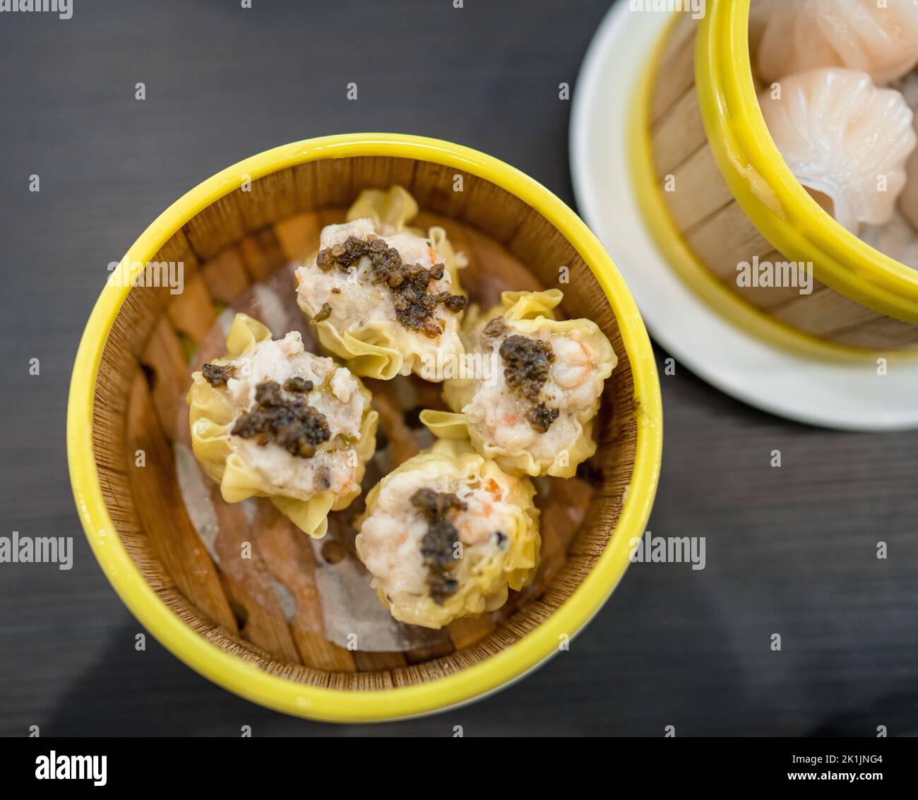 A top view of Shumai (sui mai) dumpligs in a bamboo steamer Stock Photo