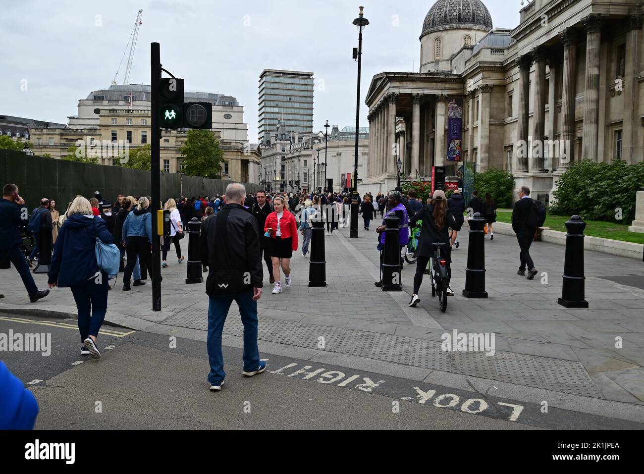 State funeral of Her Majesty Queen Elizabeth II, London, UK, Monday 19th September 2022. Crowds of mourners en-route passing the National Gallery on closed Trafalgar Square. Stock Photo