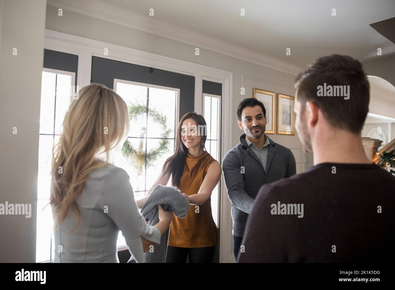Arrival of guests hi-res stock photography and images - Alamy