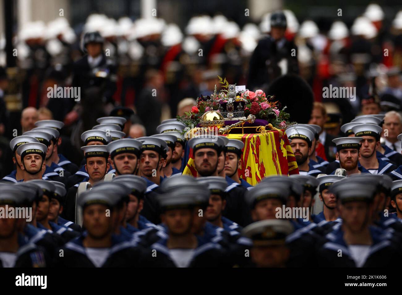 The coffin arrives outside Westminster Abbey on the day of the state funeral and burial of Britain's Queen Elizabeth, in London, Britain, September 19, 2022.  REUTERS/Kai Pfaffenbach Stock Photo