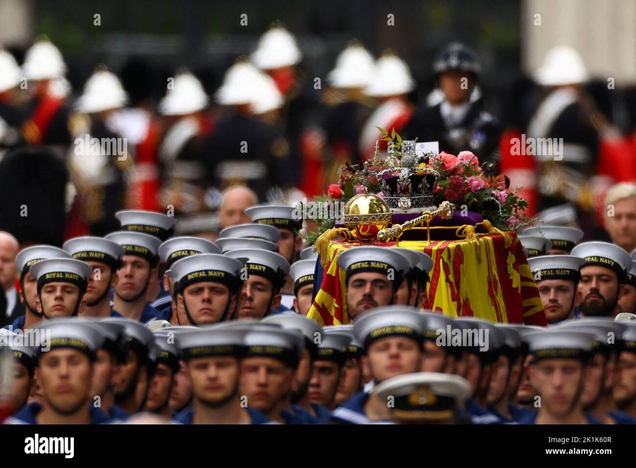 The coffin arrives outside Westminster Abbey on the day of the state funeral and burial of Britain's Queen Elizabeth, in London, Britain, September 19, 2022.  REUTERS/Kai Pfaffenbach     TPX IMAGES OF THE DAY Stock Photo
