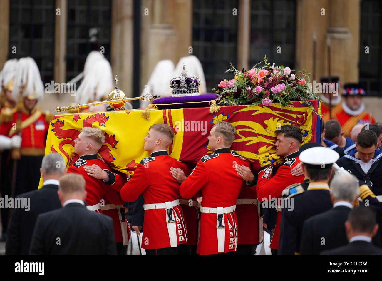The coffin of Queen Elizabeth II being carried by pallbearers at the State Funeral held at Westminster Abbey, London. Picture date: Monday September 19, 2022. Stock Photo