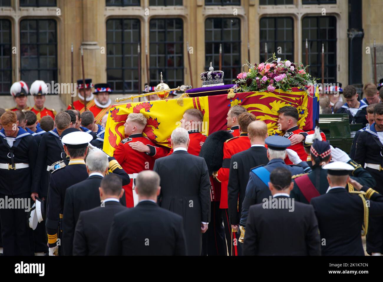 The coffin of Queen Elizabeth II being carried by pallbearers at the State Funeral held at Westminster Abbey, London. Picture date: Monday September 19, 2022. Stock Photo