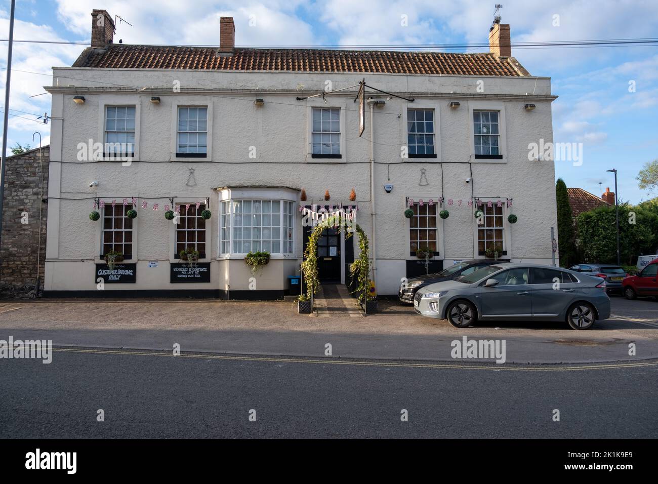 The White Hart pub, Bitton, Bristol, UK (Sept22 Stock Photo Alamy