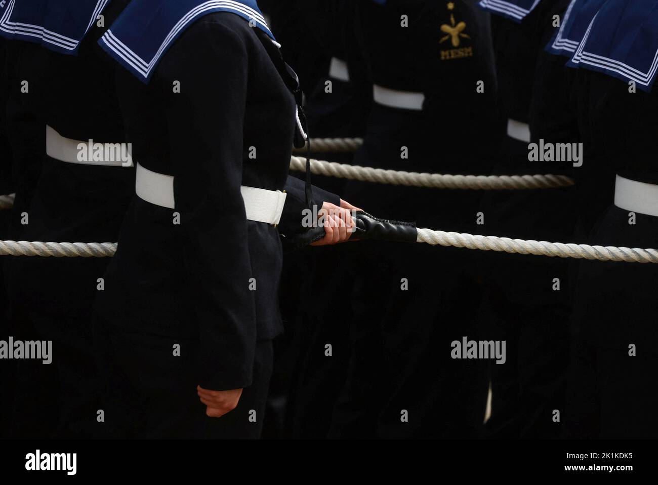 Members of the Royal Navy pull the gun carriage with the coffin, outside Westminster Abbey on the day of the state funeral and burial of Britain's Queen Elizabeth, in London, Britain, September 19, 2022.  REUTERS/Kai Pfaffenbach Stock Photo