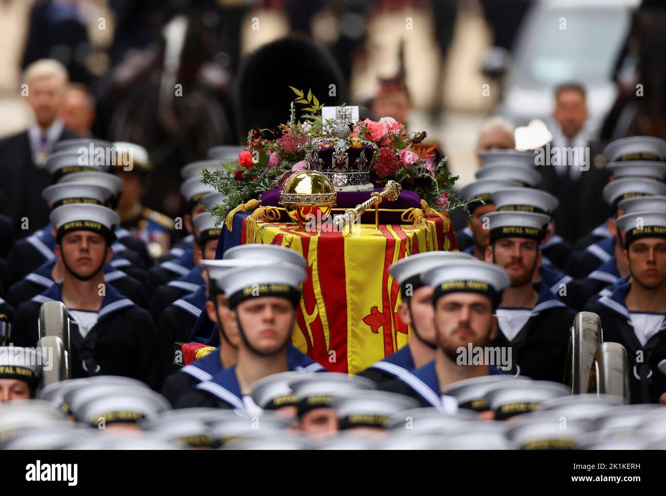 The coffin arrives outside Westminster Abbey on the day of the state funeral and burial of Britain's Queen Elizabeth, in London, Britain, September 19, 2022.  REUTERS/Kai Pfaffenbach Stock Photo