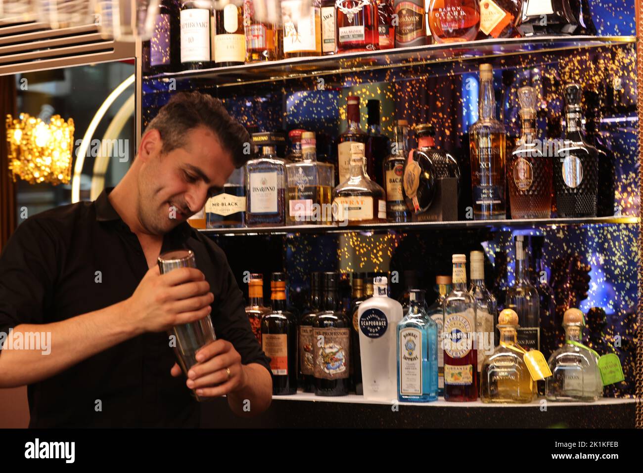 Cocktail, Barkeeper, Wien, Cocktail, Bar, Moderne Bar in Wien mit Mann der Cocktails mixt! Stock Photo
