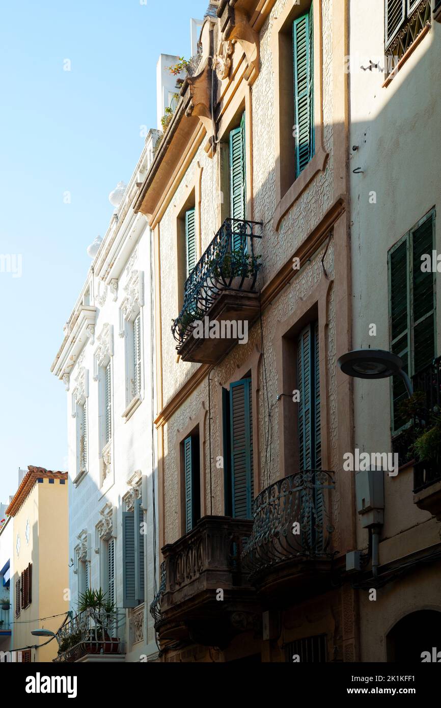 Row of apartment buildings hi-res stock photography and images - Alamy