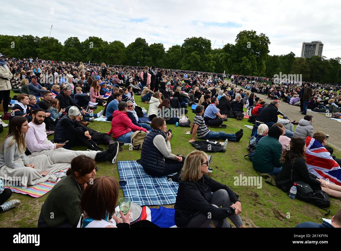 State funeral of Her Majesty Queen Elizabeth II, London, UK, Monday 19th September 2022. Crowds of people gathered in Hyde park watching the ceremony on big screens. Stock Photo