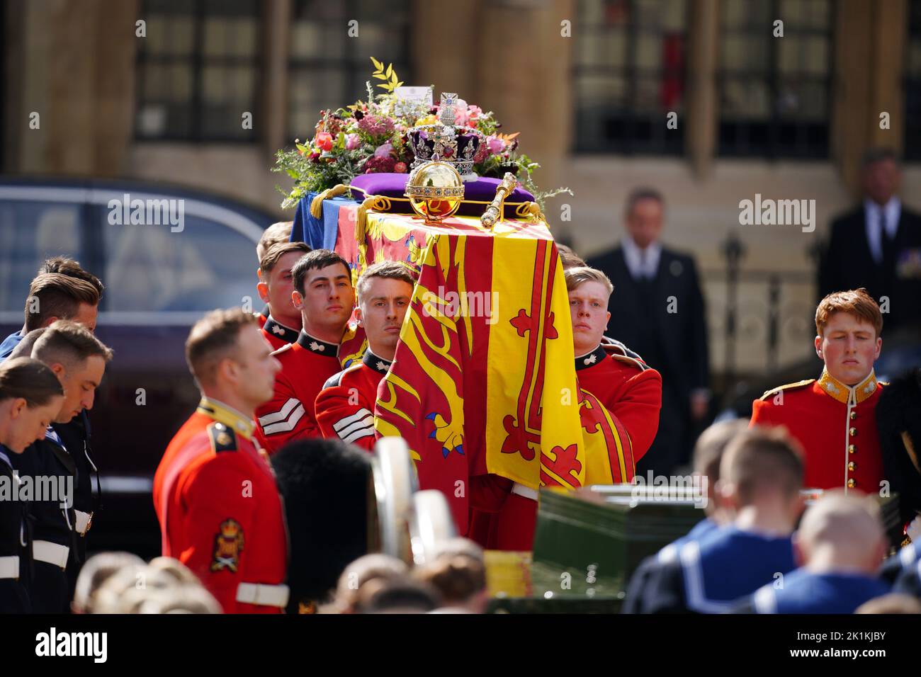 The coffin of Queen Elizabeth II being carried by pallbearers leaving the State Funeral held at Westminster Abbey, London. Picture date: Monday September 19, 2022. Stock Photo