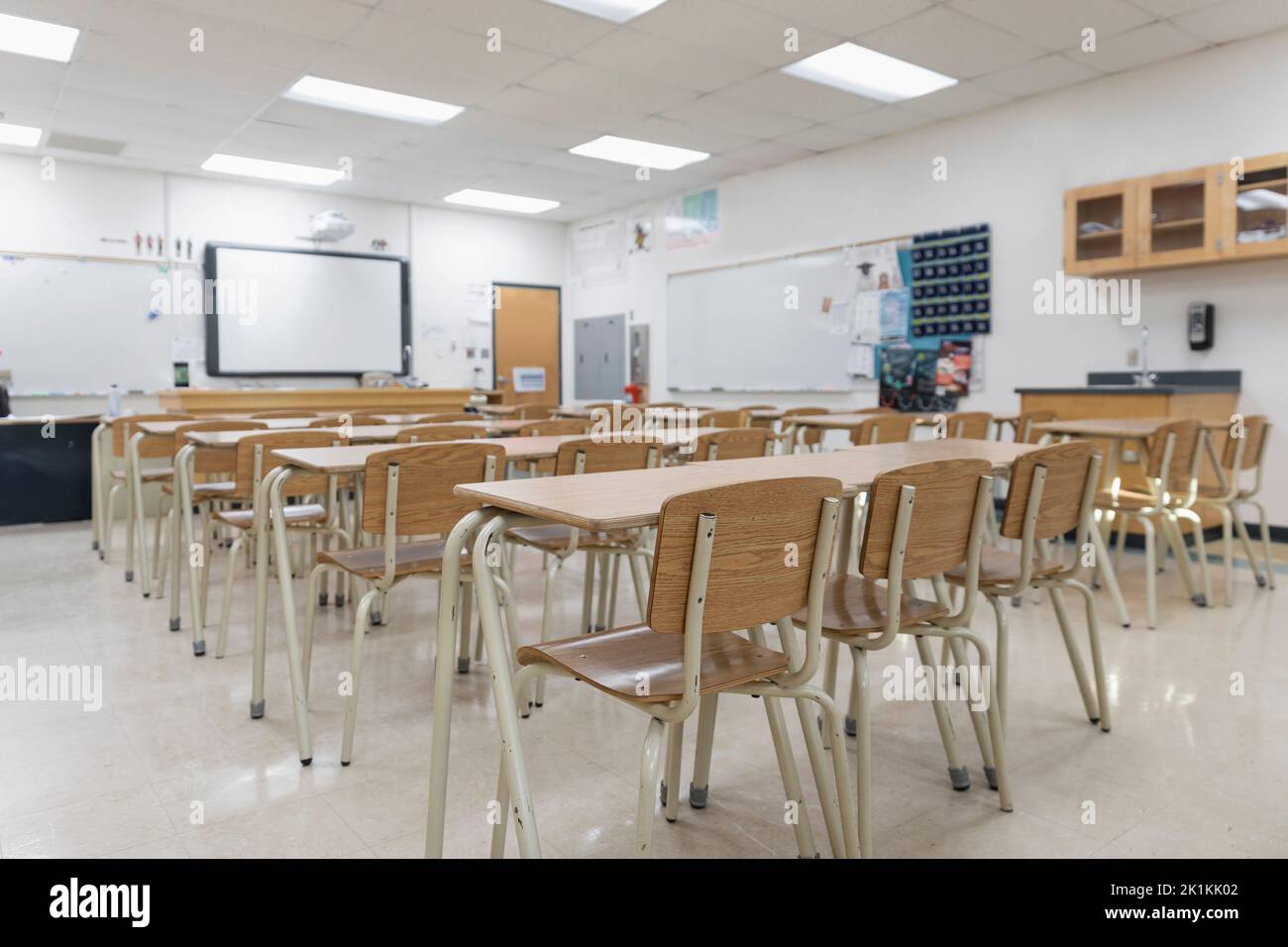 Empty science classroom hi-res stock photography and images - Alamy