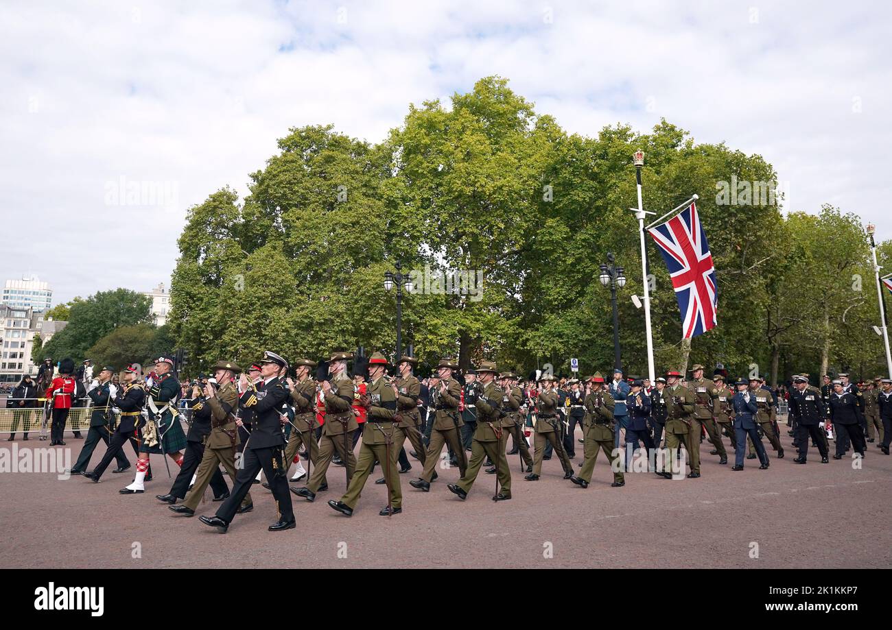 The coffin procession goes down the Mall heading to to Wellington Arch following the State Funeral of Queen Elizabeth II held at Westminster Abbey, London. Picture date: Monday September 19, 2022. Stock Photo