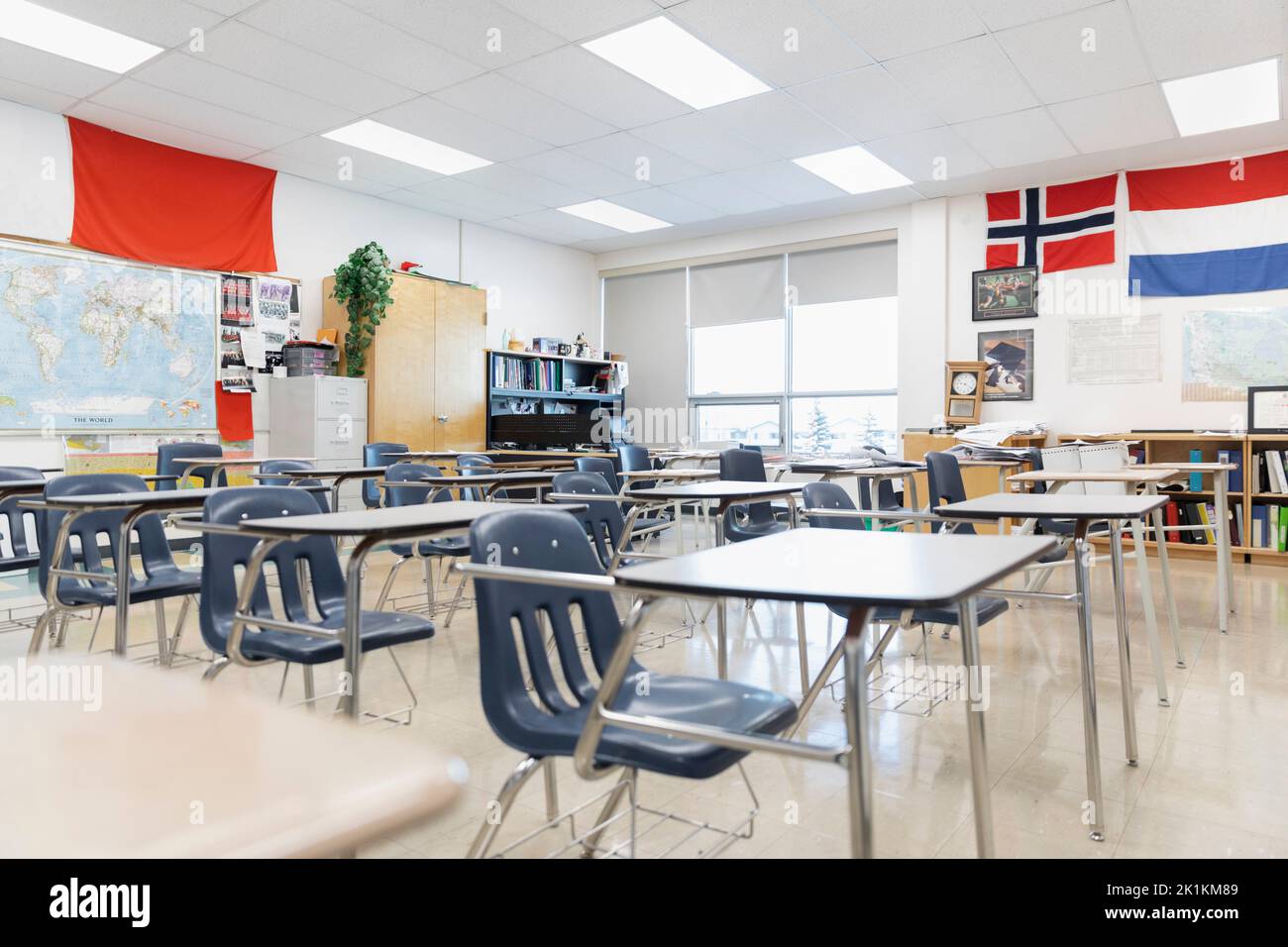 Empty school desks hi-res stock photography and images - Alamy