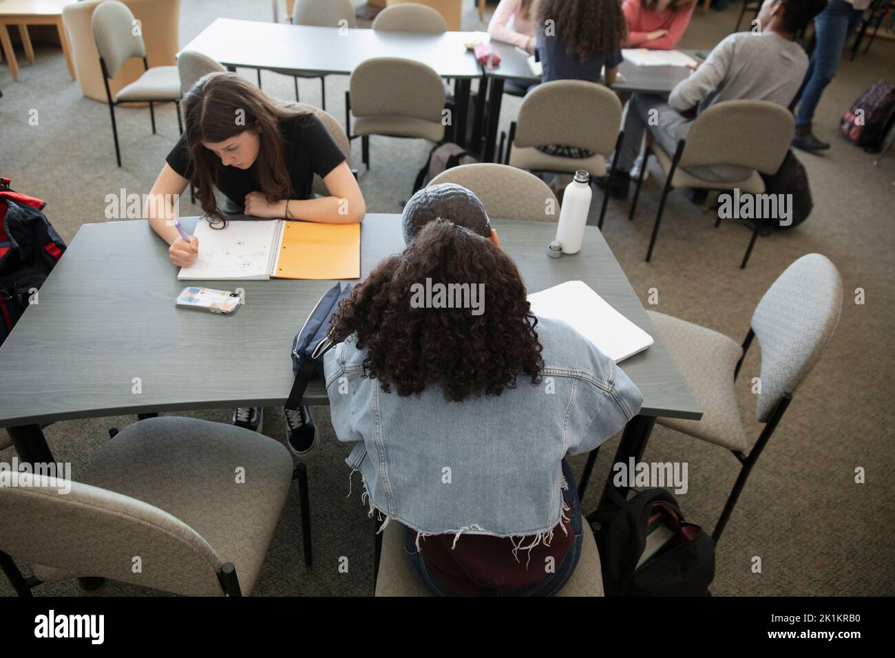 Girl in school library hi-res stock photography and images - Alamy