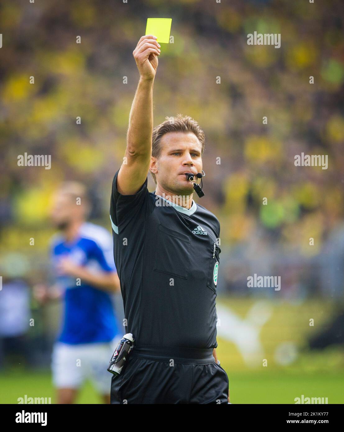 Schiedsrichter Felix Brych zeigt die gelbe Karte Borussia Dortmund FC