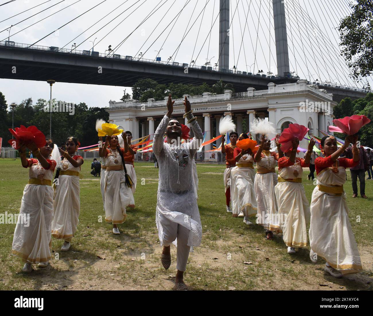 February 1, 2019, Kolkata, West Bengal, India: Dancers perform their performance in front of the second Hoogly Bridge during 777 Live Durga event. (Credit Image: © Sayantan Chakraborty/Pacific Press via ZUMA Press Wire) Stock Photo