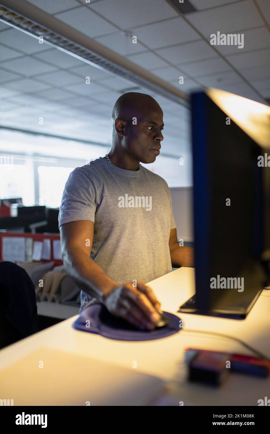 Man using computer mouse hi-res stock photography and images - Alamy